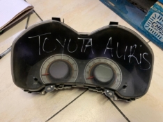 Toyota Auris clock and cluster